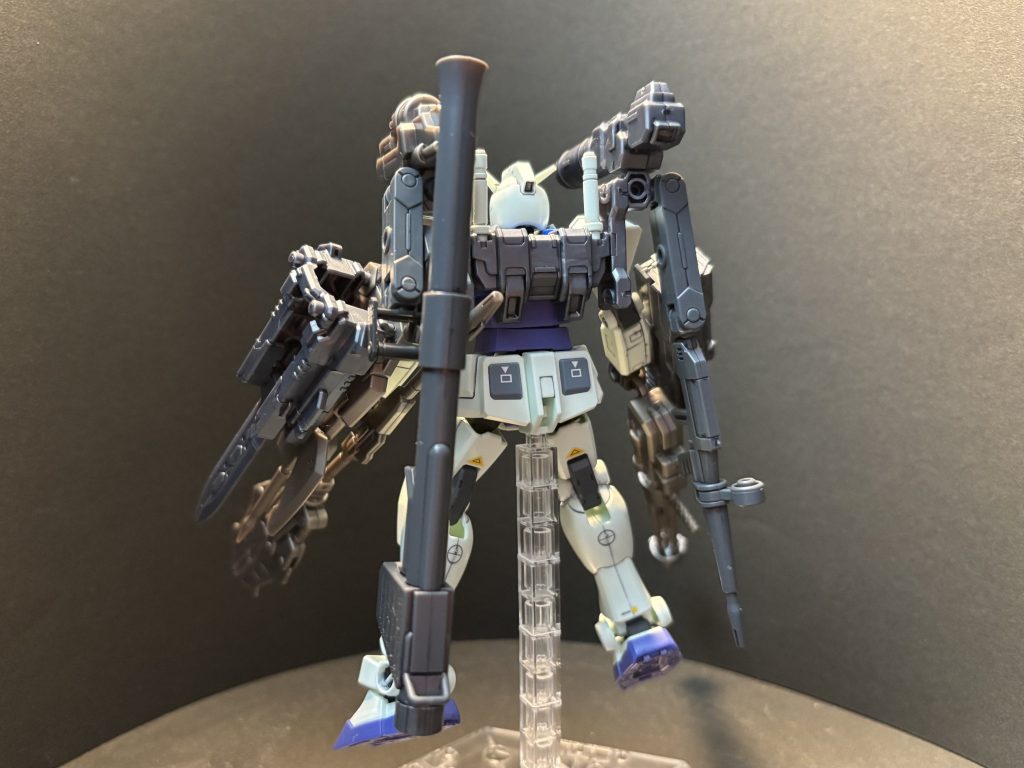 各オプションパーツセットを組み立てて作る事が出来る武装類を全て機体に取り付けています。防御兵装より武器がメインなので「フルアーマー」ではなく「フルアームド」と呼んだ方が正しい気もしますが、こまけぇこたぁいいんだよ()ちなみに機体名の「タイプIK」は「一番くじ」の賞品を本体と追加パーツに多数使用したので略称として命名。