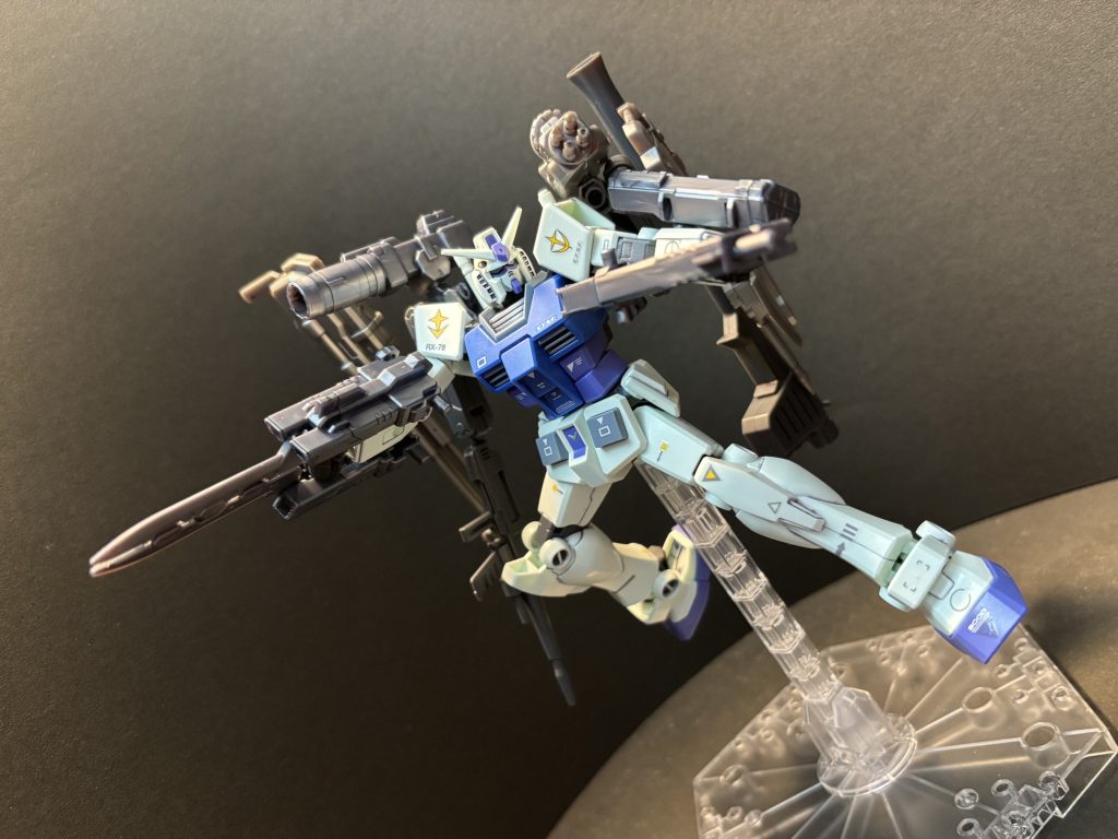 追加武装は全て携行武器で、腕部のハードポイントまたはバックパックのサブアームにマウントできるため、使わないものや弾切れになった武装はその都度交換またはパージして戦闘を続行します。