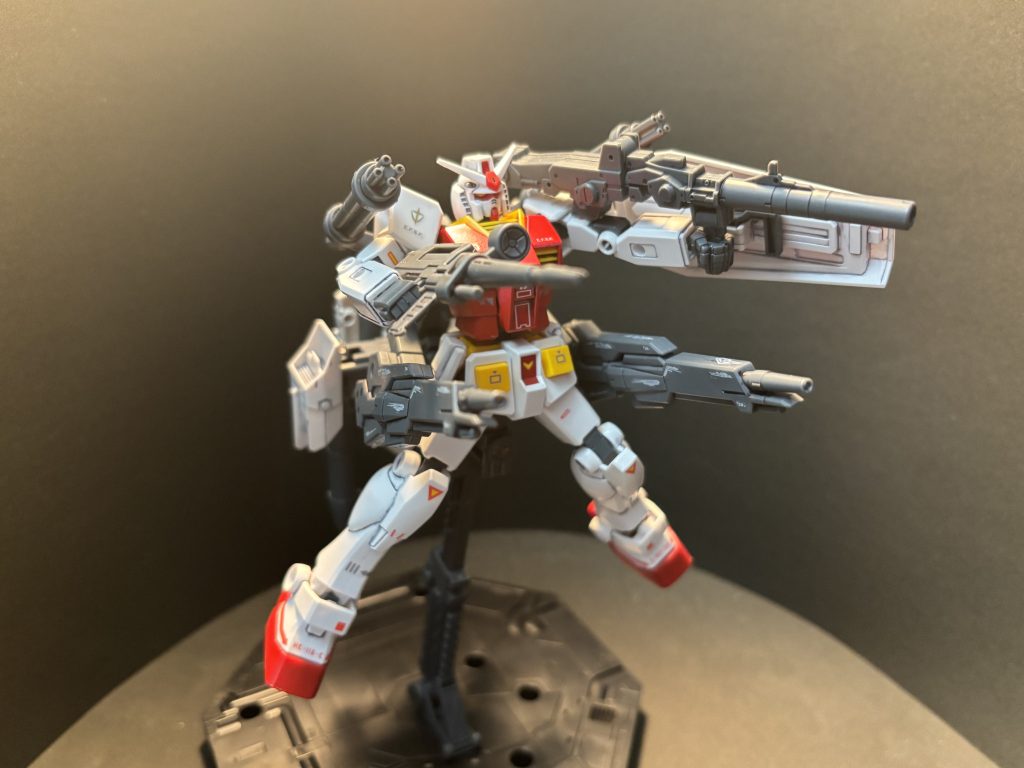 【装備武器】頭部バルカン/ビームサーベル/ビームライフル/マルチプルビームランチャー/メガビームキャノン×2/肩部ガトリング砲×2/大型ミサイル×2/シールドセンサーバックパックにサブアームとウェポンラッチを増設したため、上記武装以外に携行武器も追加可能。