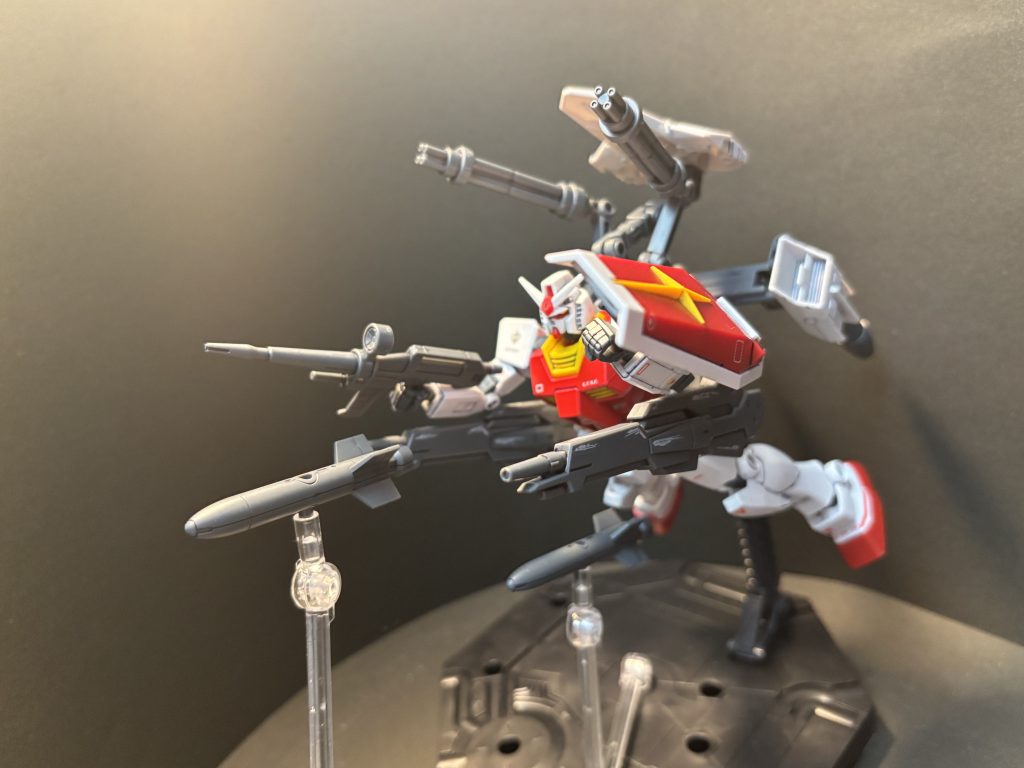 ウェポンラッチにマウントしているミサイルは作戦に応じて対艦ミサイルや機雷ユニット等の別武器へと変更もできます。バックパックの増設ブースターとプロペラントタンクにより高速で移動しながら複数の標的に砲撃を叩き込むイメージ。