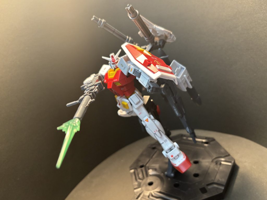 【脳内設定】地球連邦軍のV作戦に基づき製造されたMSの一機であるプロトタイプガンダムについて、FSWS計画で考案された兵装プランの1つを検証するためU.C.0090に再生産された機体。「フルバースト装備」の名前の通り、白兵戦よりも砲撃戦を主軸とした武装構成となっており特にバックパックのメガビームランチャーを始めマルチプルビームランチャーなどを用いて中〜長距離から高速移動しつつ狙撃を行う。データ検証を行ったロンド・ベルのアムロ・レイ大尉は「機体構成と武装構成に噛み合わない部分がある。一般パイロットを想定するなら最初からMAや砲撃用MSに乗せるべきだ」と微妙な評価を下している。また、実機のシミュレーションを担当したFSSのレッド・ウェイライン氏は「足を止めての撃ち合いなら悪くないが、高速で動きながらピンポイント狙撃は余程のパイロットでなければ無理があるだろう」とこちらも渋い顔をしていた。