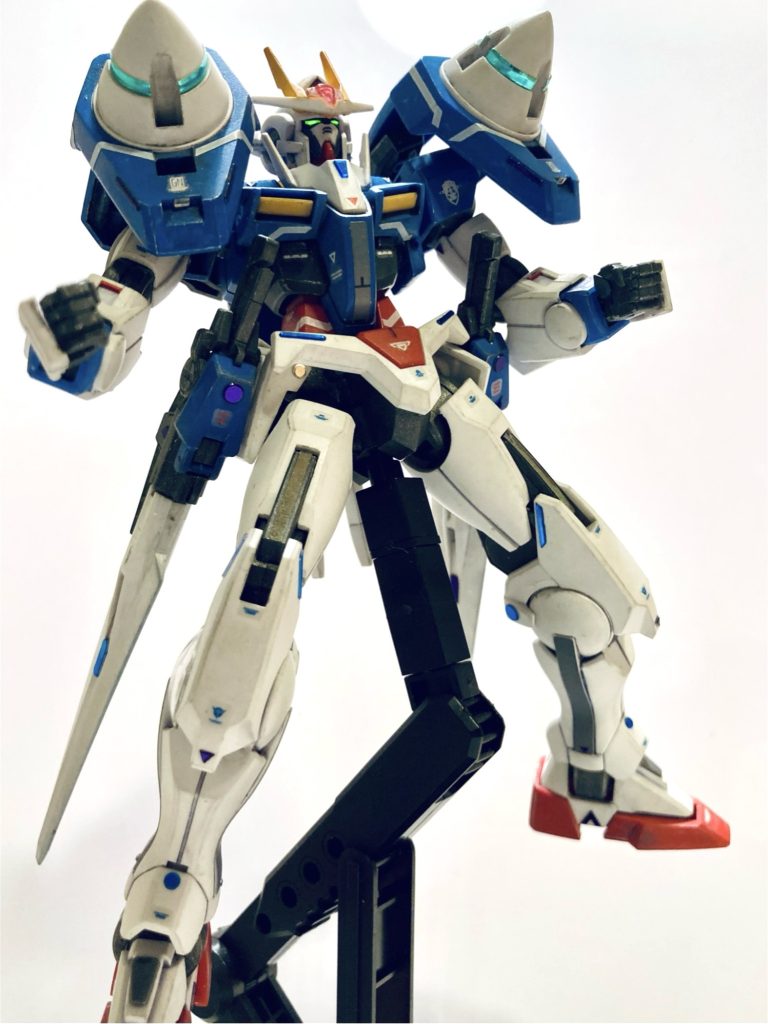 GNドライブや肩、脇腹の白のラインはオークアンタのシールの余白をカッターで切ってバランス見ながら貼り付けました。胴体真ん中の縦長のグレーはエクシアの腕のシール、両膝の銀色はオークアンタの肘シールの張り忘れ😅💦