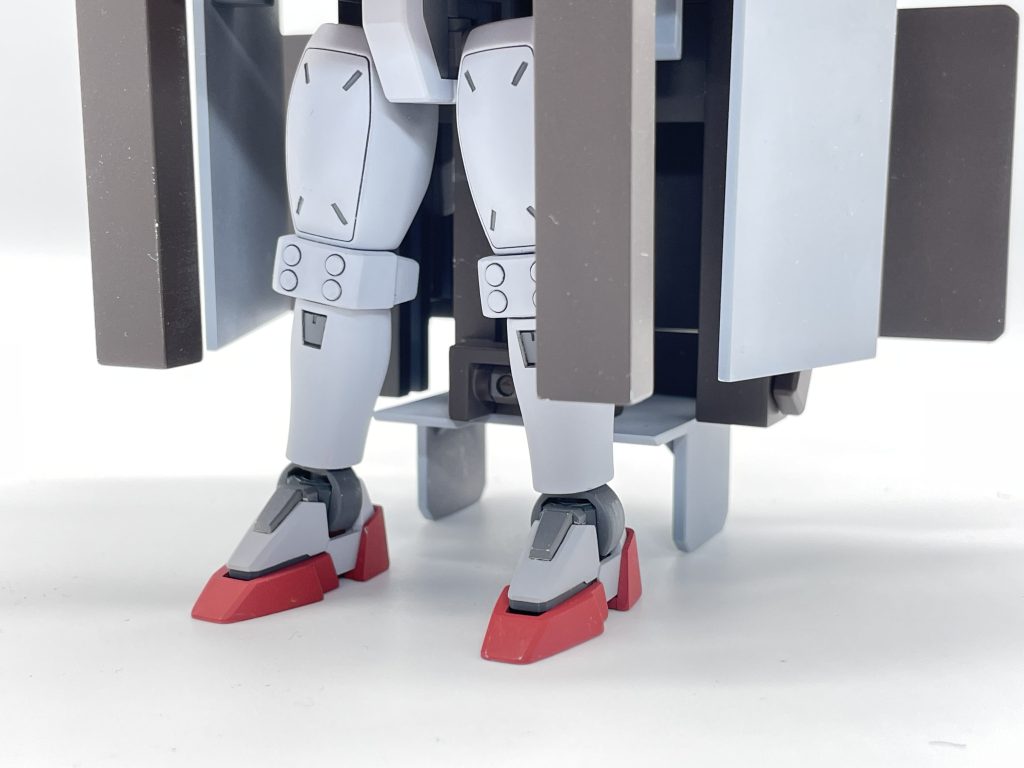 足は格納させる為、小さくてよく可動するダブルオーの物を採用しました。