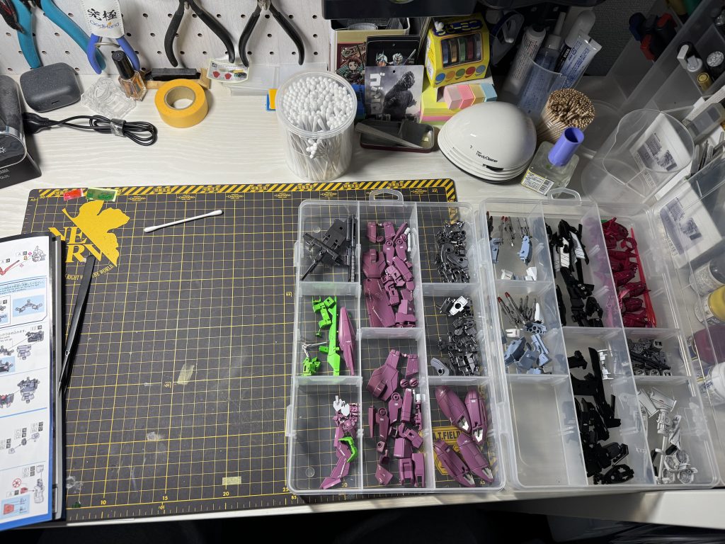 塗装済パーツを整頓し、いよいよ本組み。この時が一番ワクワクしますね！