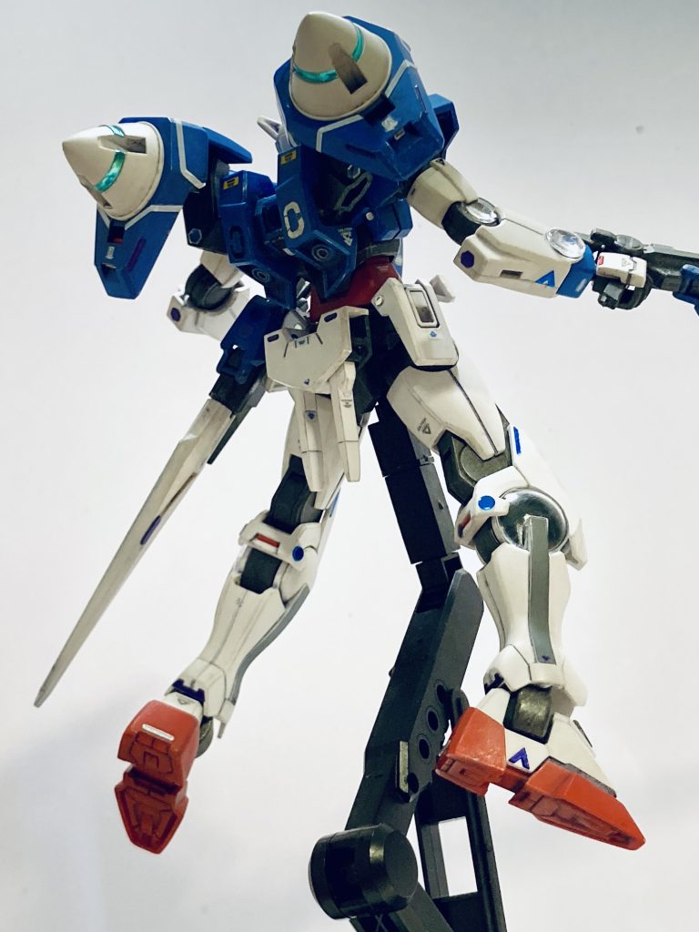 膝や肘の裏の関節、手の甲の窪んだ所に赤色のシャー芯を接着。