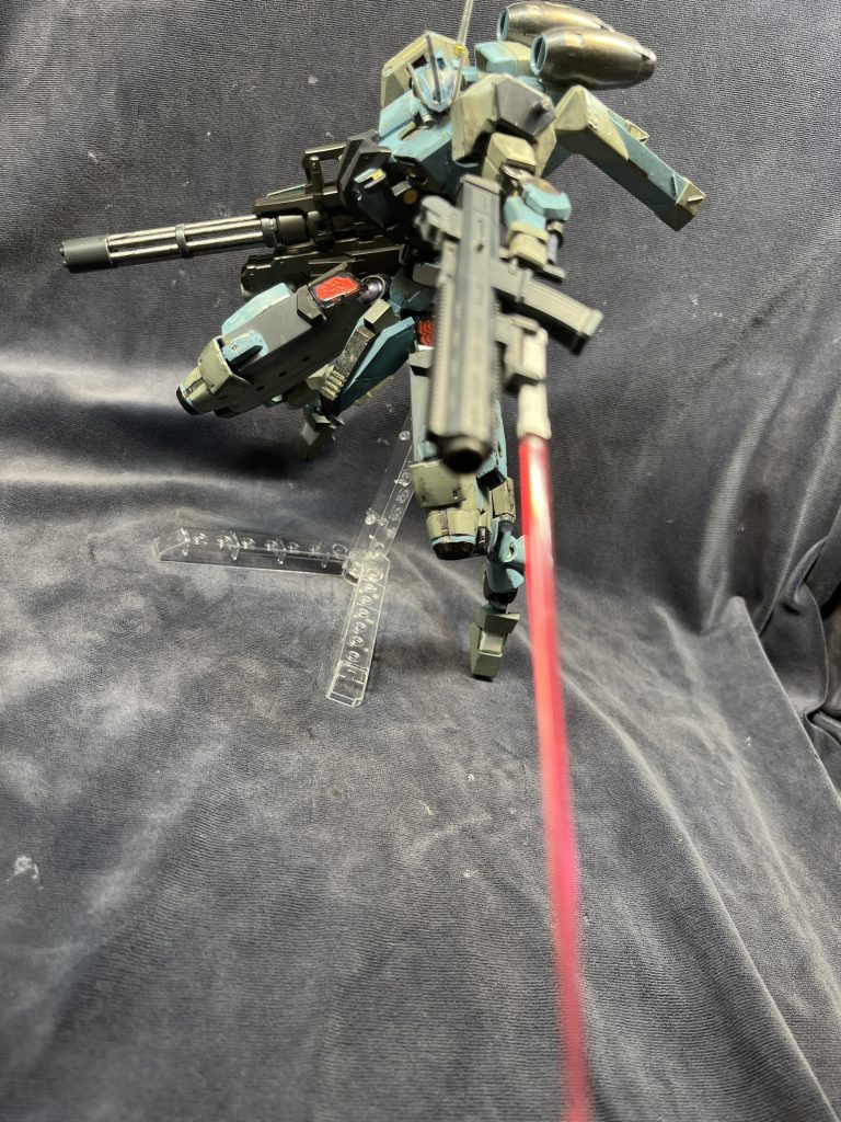 ビームマシンガン下部にはビームサーベルを連結したビームナギナタを装備できて、銃剣みたいにも