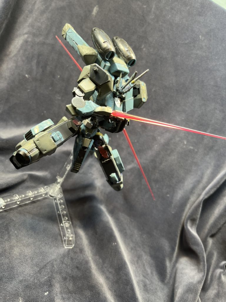 色が渋いのでビームサーベルの赤色が映える...