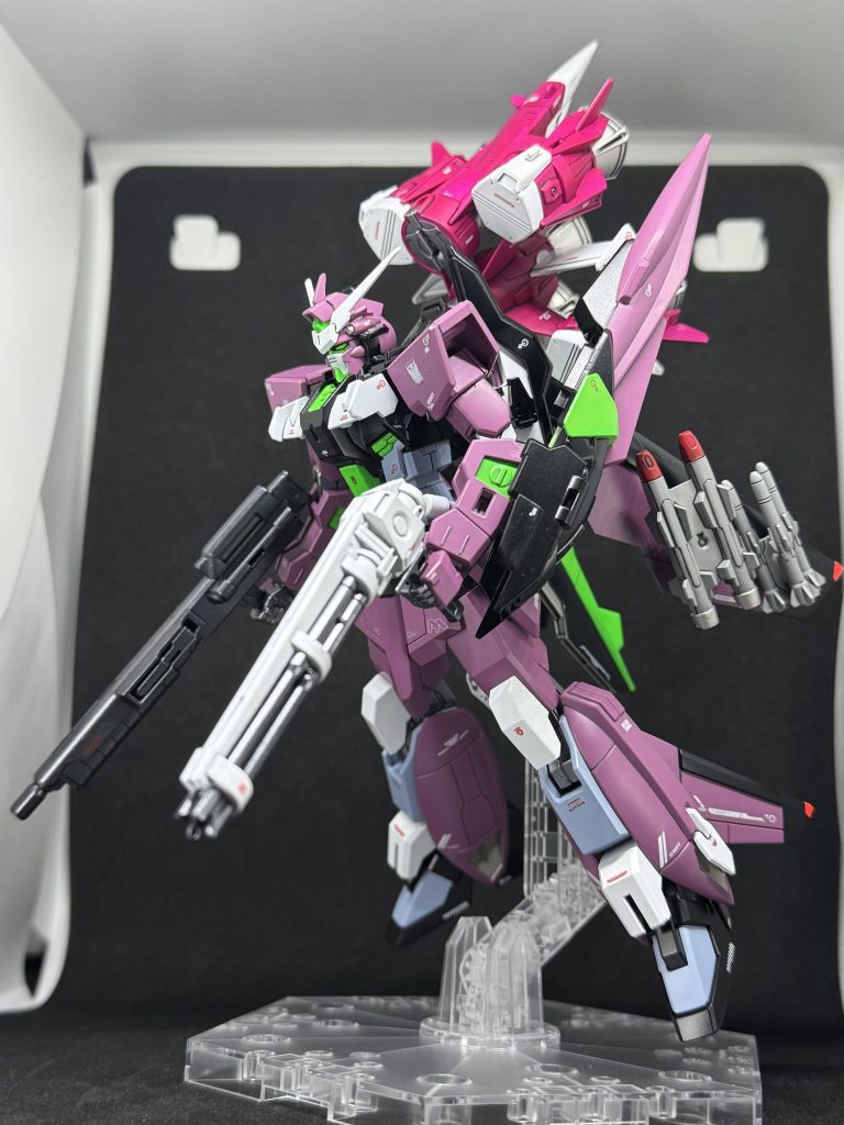 ムラサメはネオ専用ウィンダムガンバレルストライカーはエグザスをイメージして塗装しました。ガンバレルは、接続部へ3.0mmの穴を空ければ簡単に接続出来そうでしたが、バックパックへ大穴を空けるとMA形態にした時に目立ちそうだったので個人的には初挑戦となるネオジム磁石での接続を試みました。