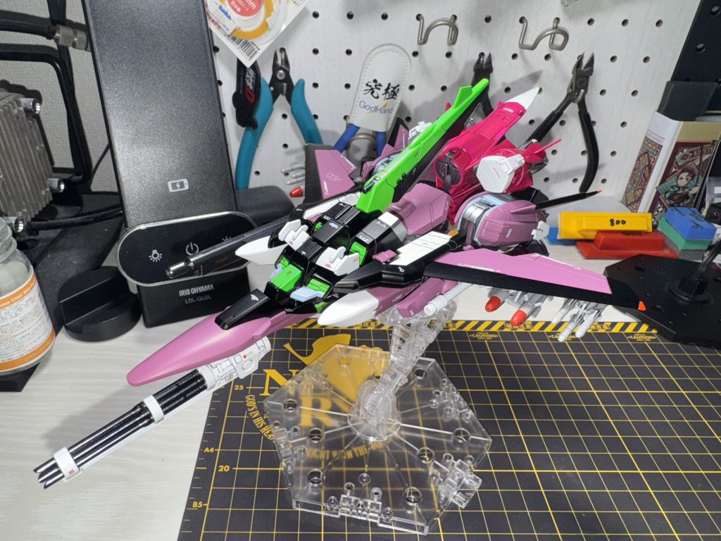 MA形態ガンバレルは股下へ穴を空けて、3.0mm位のランナーを適当な長さで切って挿して、そのランナーへ接続しています。　ガトリングはシールド内にネオジム磁石を仕込み接続しました。