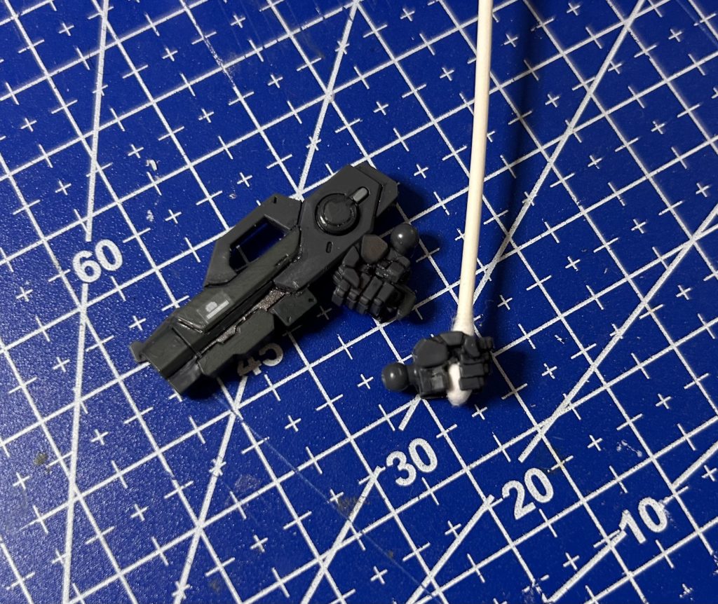 最後にハンドパーツにスジボリと墨入れチャレンジしつつハンドパーツの不自然な部分をカットしてみました。