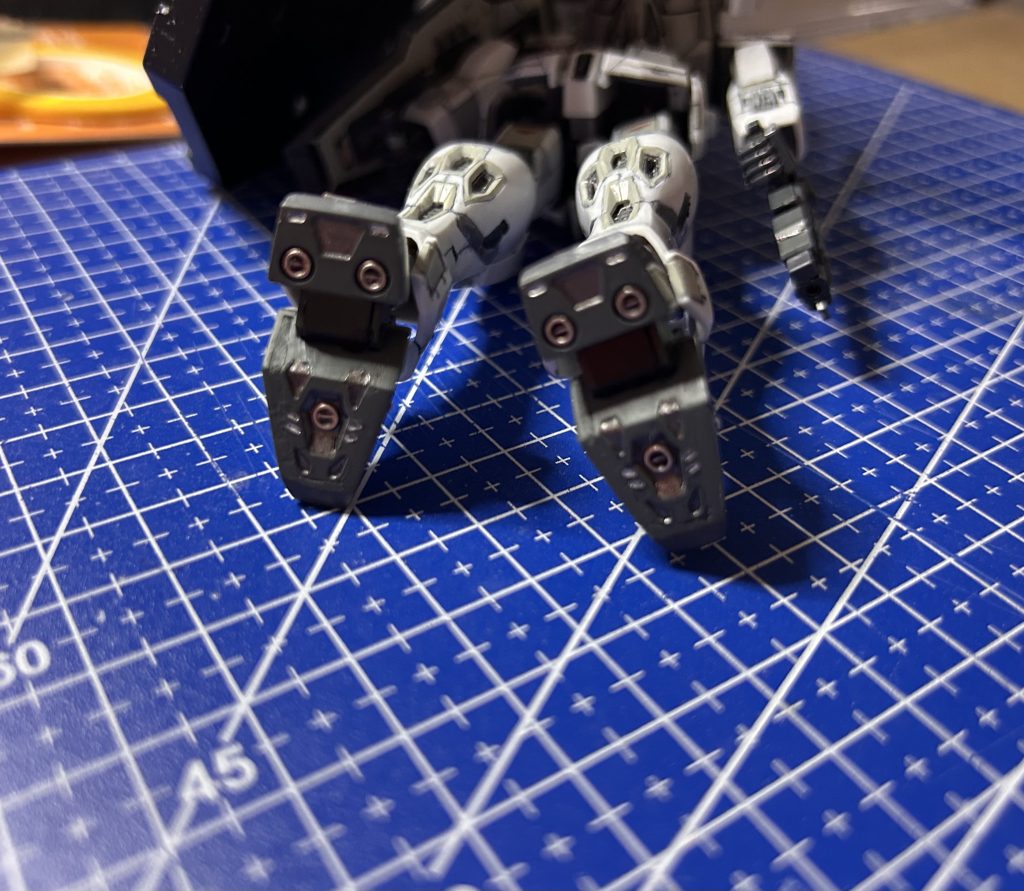 足裏の肉抜き穴はエポパテ軽量で穴埋め、まだまだアラがでてしまいますが、前よりはキレイに埋めれました。