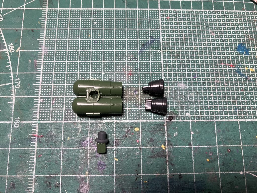 飛行用装備は太もものブースターの角ピンを切り取り、カスタマイズマテリアル付属の3mm軸ジョイントを接着、可動式にしました。ホビージャパンで飛行用装備(青いやつ)の作例でこの加工があったため取り入れました。 また、バーニアは左右で繋がっているので切り離して独立化。しかし単体だとおっそろしく緩くて簡単にとれるので接着必須。 塗装はガンダムマーカー中心です。緑での塗り分けを増やして情報量をアップしています。茶=30MMマーカーセット 30MMカーキグリーン緑1=同30MMグリーン緑2=ガンダムマーカーMSVカラーセット MSVダークグリーンブルーグレー=同MSVライトグレー黒=同ブラックマーキングはvertexのデカールを中心に貼りました。仕上げにMr.水性ホビーカラーのつや消しクリアーとUVカットスムースクリアーを1瓶ずつ混ぜ、スムース寄りにしてトップコートしました。