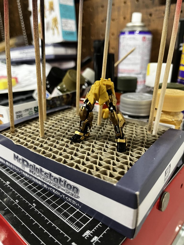 足回り塗装途中ですが足塗るだけでテンション上がりまくりです🤣上半身塗り途中に手が滑り塗料瓶の中にダイブし、ひどいことになりもう一箱開けたのはここだけの話です…😭