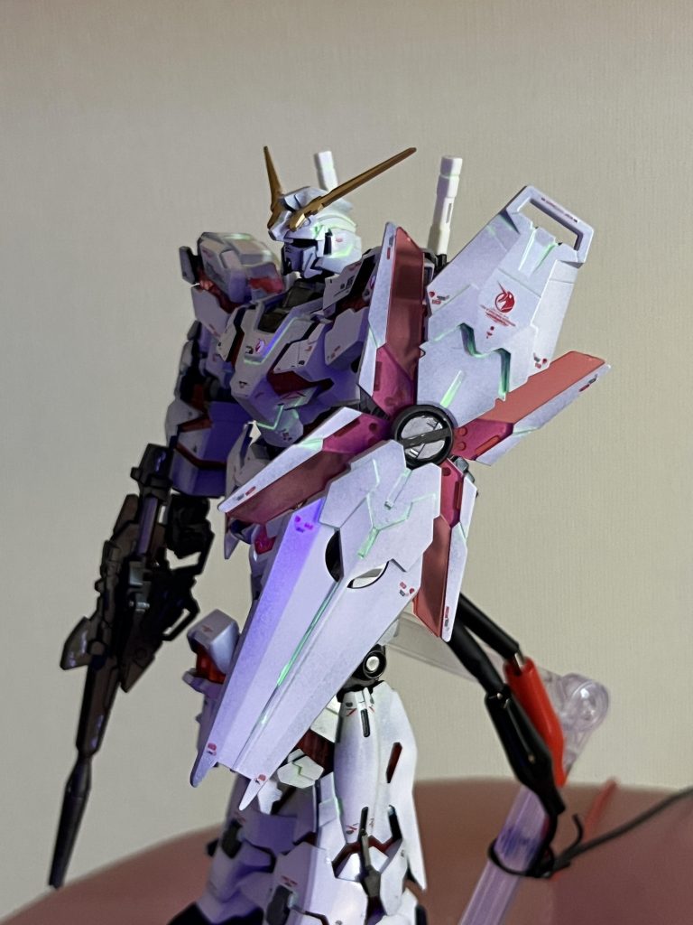 蛍光イエローの墨入れが地味に効いてかっこいい。