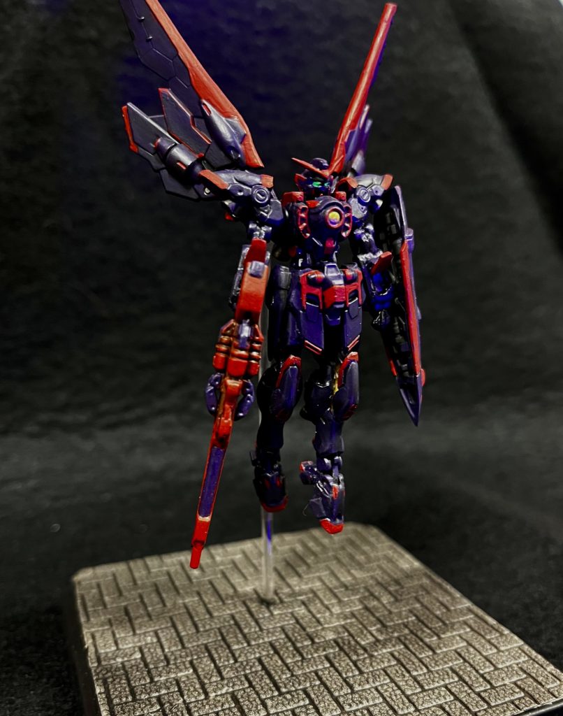 シタデルカラーにて紫と赤メインの塗装羽の向きを切った貼ったで飛んでるような感じへ変更しなやかな足位置、角度への変更腕の向きや位置の変更が主な改造点です