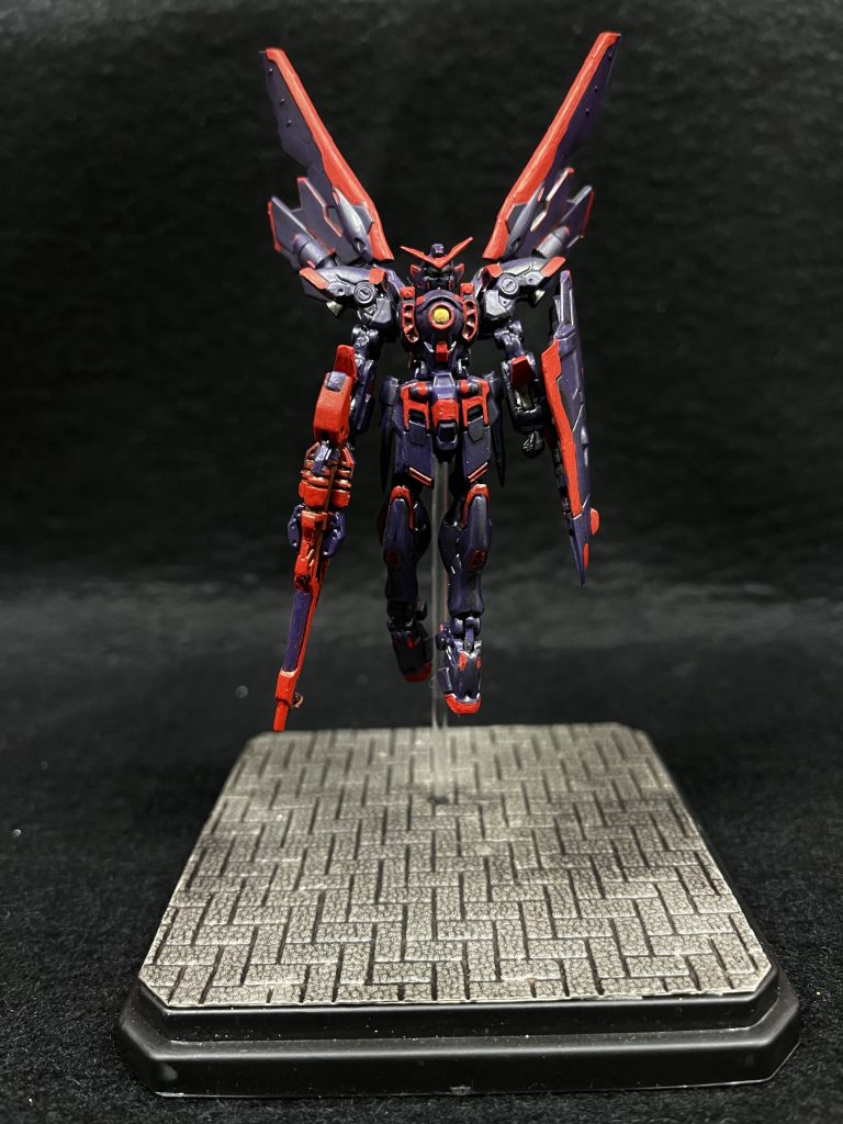 ブラックライト当てなければ目は光らないのでまた違った雰囲気になります