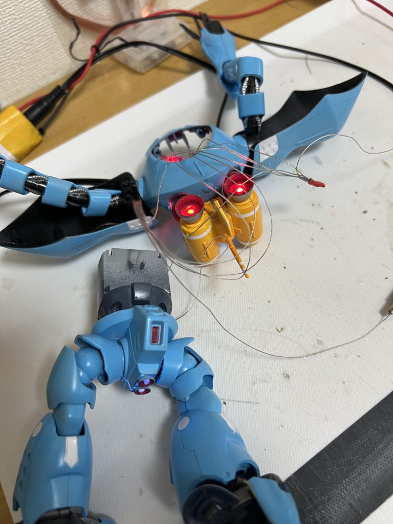 配線は胴体に突っ込み+-2本を外に出しています。