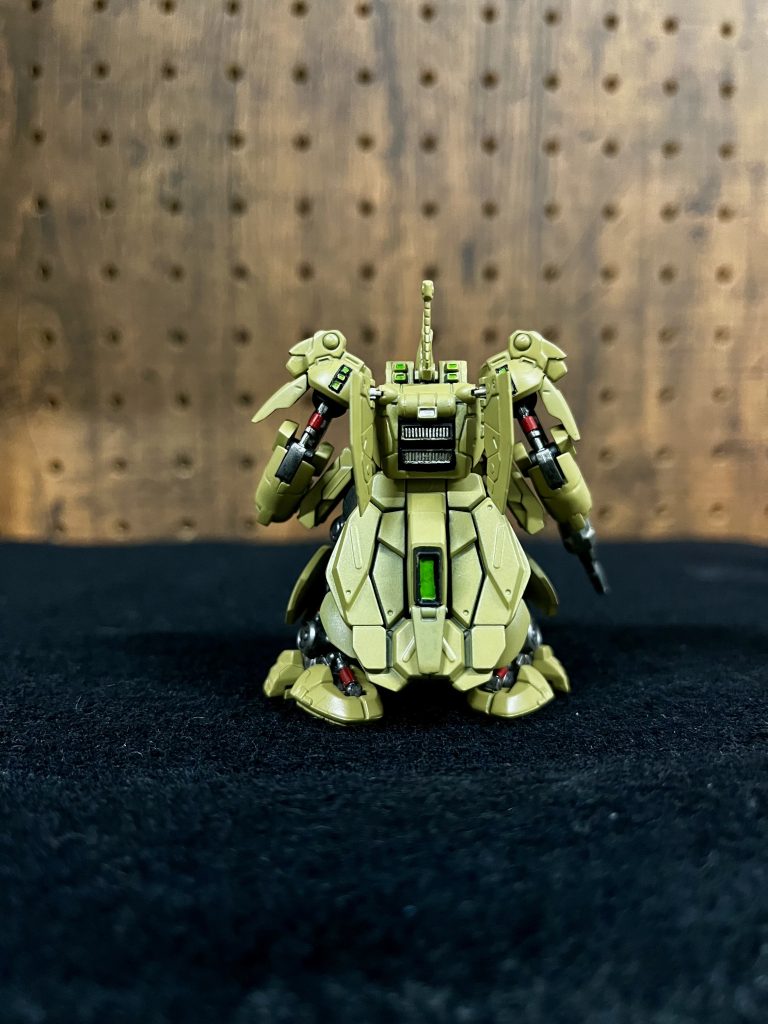 背部のダクト部分がメカメカしくて好きです(zaku-kao2)基本的に下地を黒にしているため墨入れしてなくてもいい感じになってる気がします