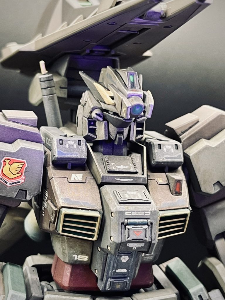 頭部パーツのブレード状のアンテナを先鋭化して更に別のアンテナを両サイドに追加。