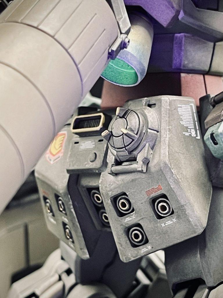 スラスターに小さなパーツを埋め込み。