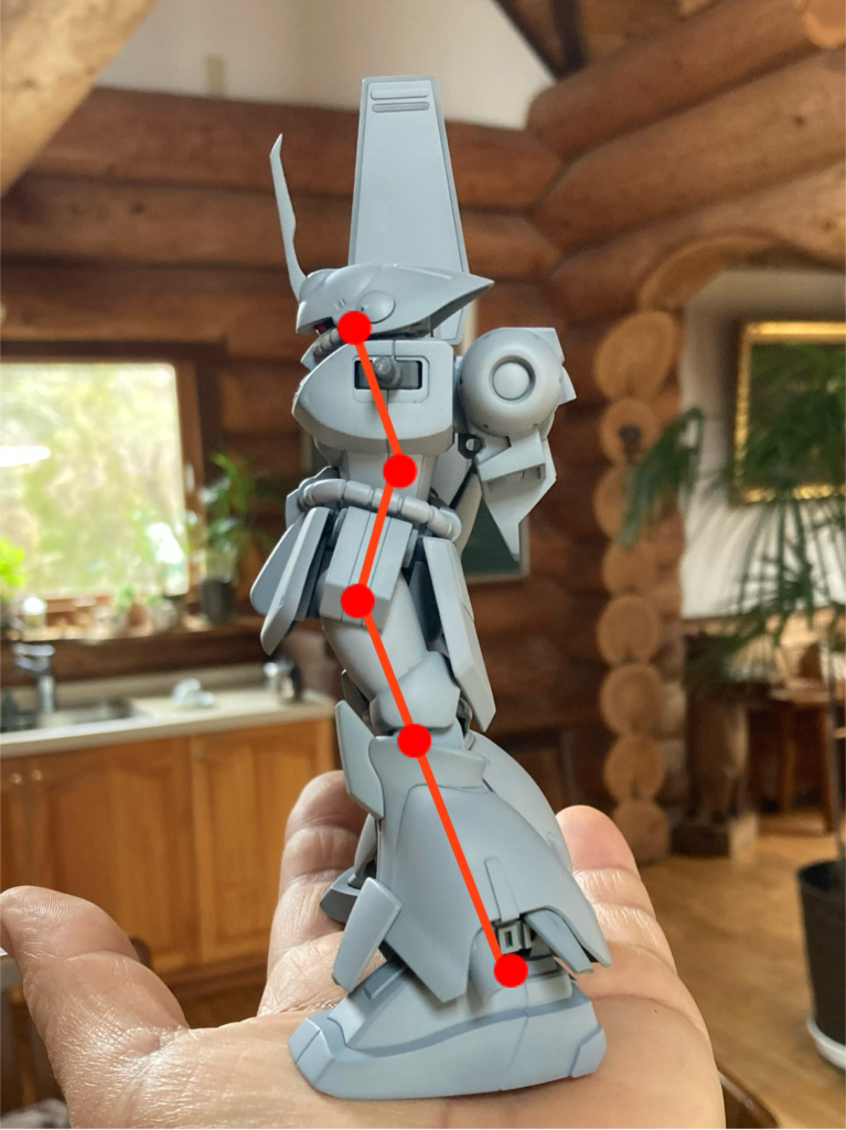 狙ったのはこの“Ｓ字立ち”。アゴを引き、腰を突き出し、膝を伸ばして、足を開く！この頃のHGのキットは大抵、腰が可動が回転軸のみなので、どうしても棒立ちになってしまうんですよね。ただ、腹部だけイジるとバランスが…腰を突き出した分、脚全体を後に引くわけですが、そうすると脚が短く感じてしまいます。で、脚(太もも)を伸ばすと、今度は太ももが細く見えてきます😅太もも全体をボリュームアップすると、相対的に二の腕も細く感じて…そんなこんなでここに着地した次第でございます😌