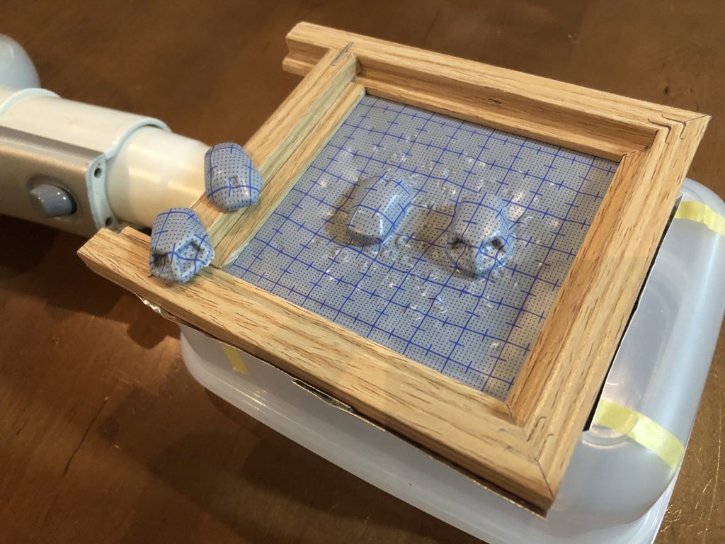 増加装甲制作風景お湯プラ、ポリパテで複製した原型をバキュームフォーム熱源と掃除機以外は全て百均材料