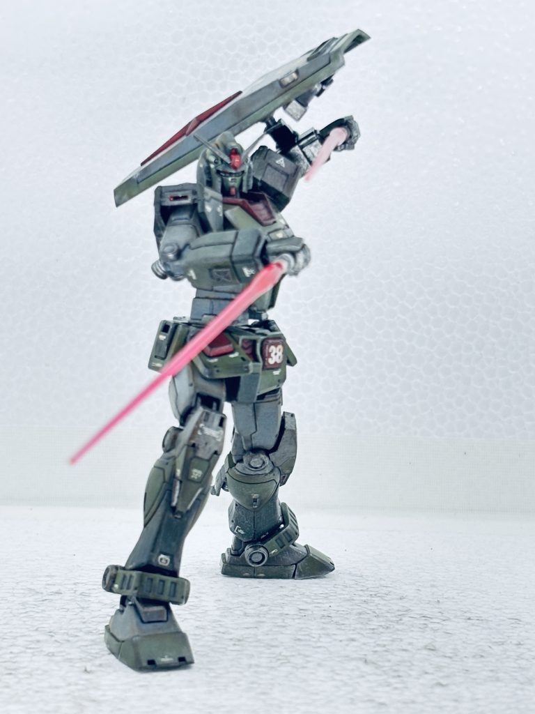 妄想設定2基地内で待ち受けていたのは巨大モビルアーマーを駆るサラの姉ユリと、サラのクローンであった。サラは姉と自分自身と戦いながらなんとかユリを救う機会を伺っていた。モビルアーマーには簡易Iフィールド装置が搭載されており、ビーム兵器が無効化されていた。サラは実弾兵器を駆使しながら強化武装をパージして奮闘。遂にIフィールド装置を破壊に成功する。しかしガンダムの武器もビームサーベルのみとなってしまう。その時、モビルアーマーの動きが止まる。開かれたコックピットハッチからユリが現れて涙を流していた。背負わされた復讐心から解き放たれた様なその姿にサラは姉の心の帰還を確信した。