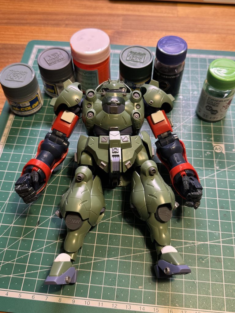 塗装前。オレンジにするか灰色ベースにするか悩んだ結果、ミュータントタートルズに見え始めたので緑ベースになりました。