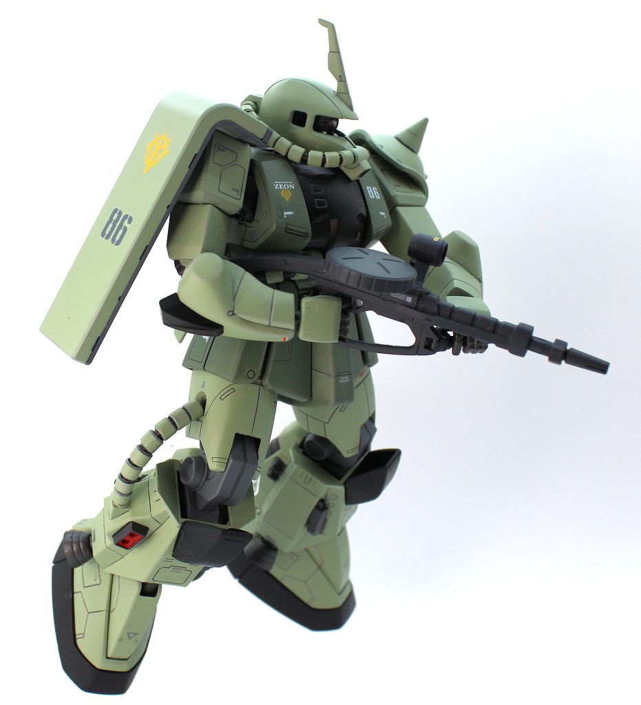 ふくらはぎ部の合わせ面はノーマルに比べて複雑形状で研磨困難＆合わせ段差が出やすく、非常にめんどくさかったです。どの高機動型ザクキットでも鬼門ですね。造形自体は今の目で見ても良く出来ていると思います。