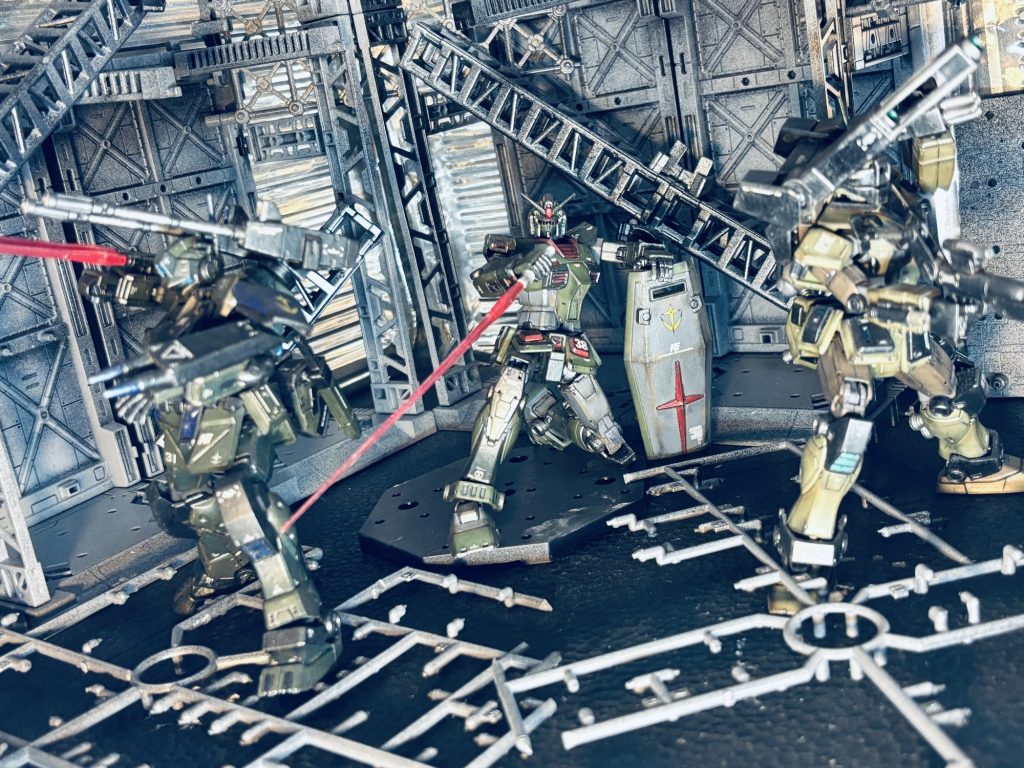 妄想設定3その時、サラのクローンが姉を奪われた怒りから暴走、サラのガンダムに照準を合わせた。しかし、間一髪、シモンとリンダが飛び込みモビルアーマーの武器を破壊、その後、サラのクローンも機能停止となった。この戦いの後、深く傷ついた双子の姉妹を支えるべく、シモンとリンダは除隊、見知らぬ街で4人で暮らすのであった。