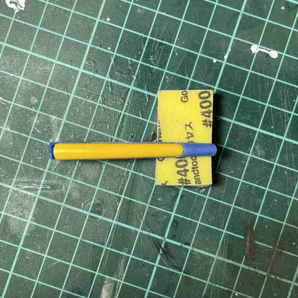 進捗です。ツライチにしようかと思いましたが逆にのっぺりとした印象になりそうなので、ギリギリ残る程度までに留めています。パーツ単位で見ると微妙ですが、全体のイメージはシャープになってくれることを期待。（3枚目）