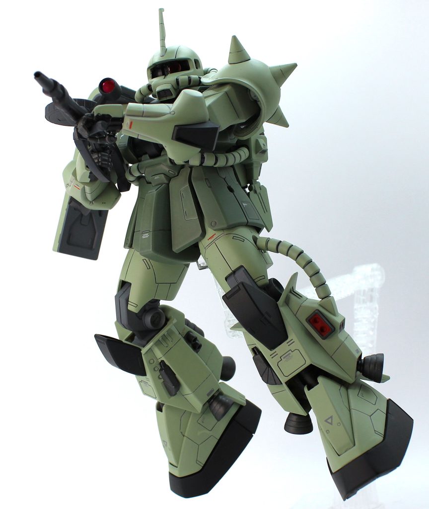 塗装色は私の量産型ザクの制作品は全て同じ塗料で、クレオスのMSグリーン　、MSディープグリーンです。細部はエナメル塗料でチマチマ筆塗りしました。スミイレ、デカール後つや消しトップを吹いてフィニッシュしました。