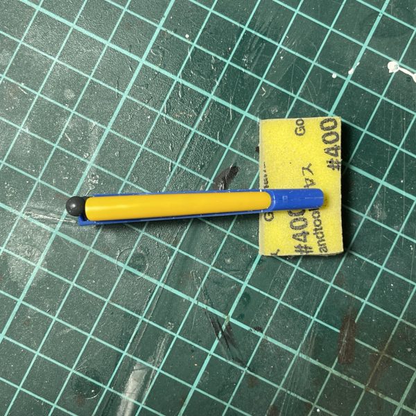 進捗です。ツライチにしようかと思いましたが逆にのっぺりとした印象になりそうなので、ギリギリ残る程度までに留めています。パーツ単位で見ると微妙ですが、全体のイメージはシャープになってくれることを期待。（4枚目）