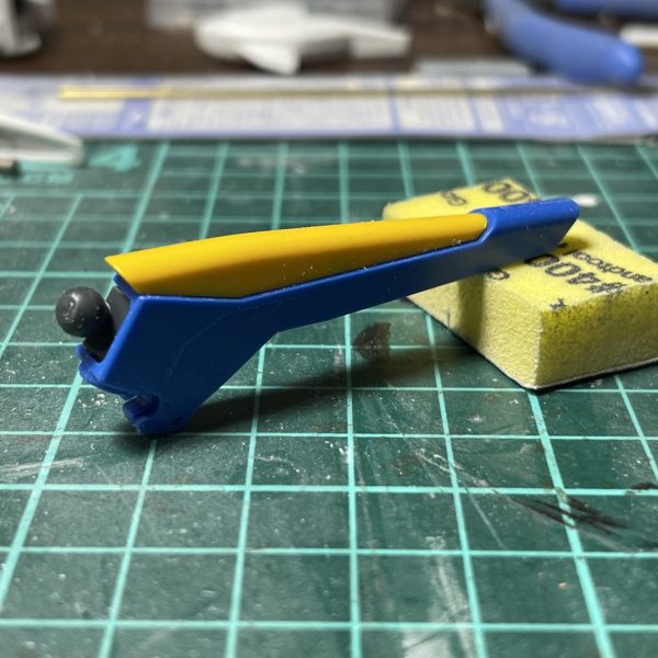 進捗です。ツライチにしようかと思いましたが逆にのっぺりとした印象になりそうなので、ギリギリ残る程度までに留めています。パーツ単位で見ると微妙ですが、全体のイメージはシャープになってくれることを期待。（2枚目）