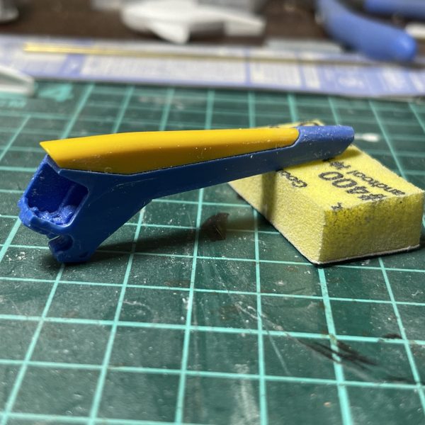 進捗です。ツライチにしようかと思いましたが逆にのっぺりとした印象になりそうなので、ギリギリ残る程度までに留めています。パーツ単位で見ると微妙ですが、全体のイメージはシャープになってくれることを期待。（1枚目）