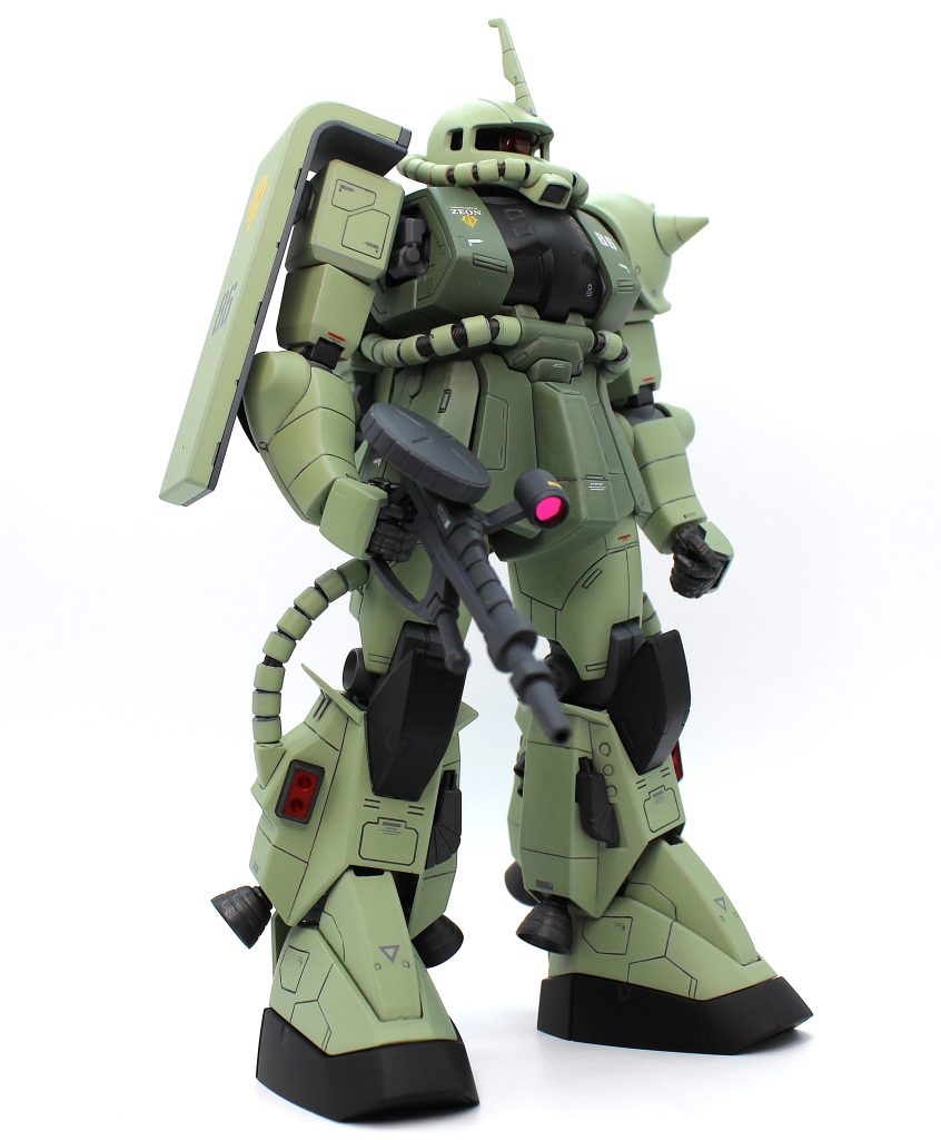 ふくらはぎのパーツを変えただけかと思いきや、腿や前腕、フンドシ部等も新規造形になっており感心しました。今回黒い三連星仕様を入手しましたが、特徴的な試作バズーカも付属しており、満足度は高い構成ですね。私は量産カラー大好き人間なので、一度サフでリセットし、量産機仕様に色替えしました。