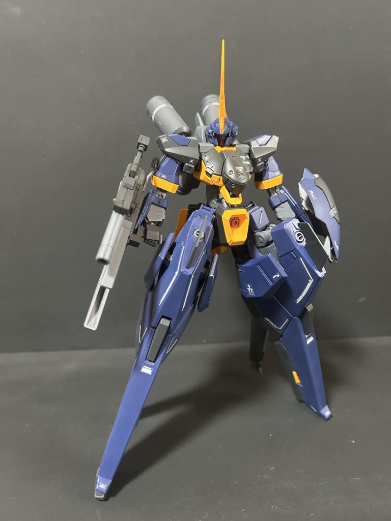 頭部はバーザム2、脚部はハイゼンスレイ2をミキシングしています。胸部はガレージキットの改造パーツを使用しています。