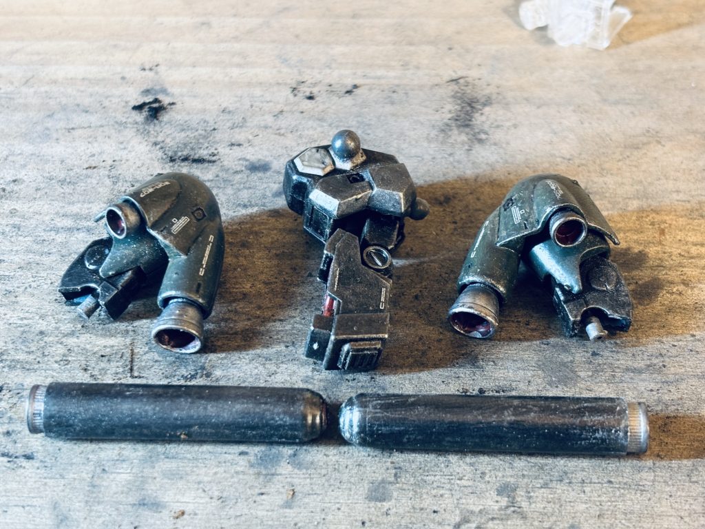 フレキシブルブースターユニット。中央はジェスタキャノンの腕。両側にケンプファーの大腿部&えんぴつキャップブースター。