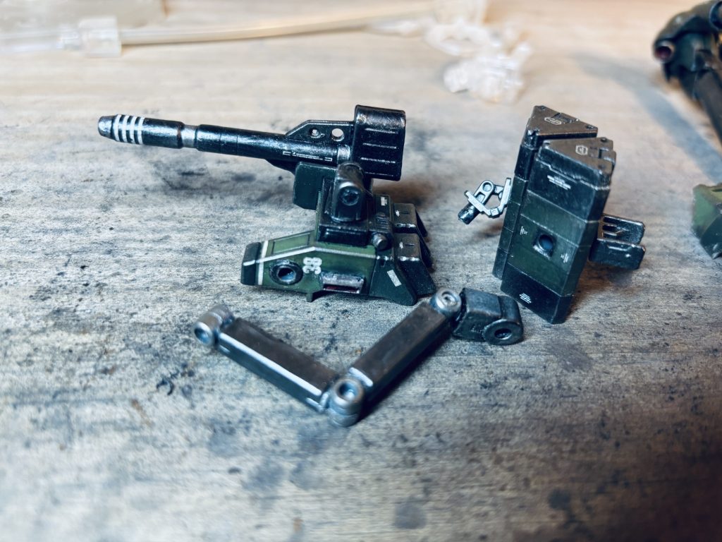 バックパック横に余ったPCジョイントをはめ込みサブアーム取付。ミサイルランチャーも同様。