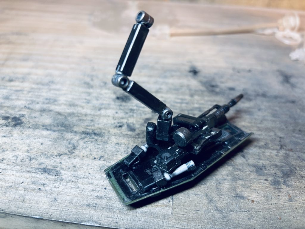 サブアーム式シールド。ビームライフルとビームサーベル取付。余ったPCジョイントで加工。