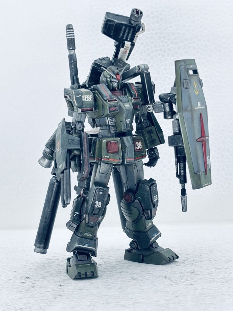 妄想設定1年戦争終結後、地球においてもジオン残党殲滅部隊が各地で展開されていた。南米アマゾン地区では、終戦まで開発が間に合わなかった巨大モビルアーマーがジオンゲリラ部隊に配備されたと言う情報が飛び交っていた。連邦軍は隠密特務部隊ジムスパルタン隊と遠隔狙撃部隊ジムスナイパーカスタム隊を着任させた。スパルタン隊隊長のシモン(寡黙なベテランパイロット)とスナイパー隊隊長のリンダ(陽気な御局様)は、反目しながらも、戦場では着実に戦果を上げていく。そんな時、敵機襲来の警報が鳴る。謎のモビルアーマーに追われたケンプファーが中破しながらも逃走しているのである。シモンとリンダはモビルアーマーをなんとか食い止め、ケンプファーを救出する。モビルアーマーは突如機能停止したかの様に止まり、遠隔操作で帰還していった。ケンプファーに乗っていたのはサラと言う少女だった。調査の結果、彼女は強化人間であり、2人乗りモビルアーマーのパイロットであった。サラを追っていたモビルアーマーはまさにそれであり、操縦していたのは双子の姉、ユリであった。戦争は終わったのに、誰かの復讐のために血を流す事に耐えられないサラは姉を止めれなかった事を後悔する日々をおくっていた。そんなサラもシモンとリンダと触れ合う事で救われていた。それはあたかも親子の様にもみえる姿だった。だが、因縁のモビルアーマーがまた目覚め始めたのである。連邦軍は新たに使用されなかったプロトタイプガンダムを配備し、ジオン残党及びモビルアーマーの完全殲滅を厳命。増加装甲に加え鹵獲したケンプファーのパーツで急造した推進機を装備したガンダムは強化人間でなければ操縦出来なかった。サラは決意する。『姉をこれ以上苦しめたくない。決着は私がつける。』フルアーマーガンダム はアマゾンの地に立つ。シモンとリンダもまた、サラを守るため出撃する。妄想終了