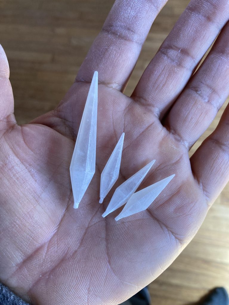 パテから削り出して、おゆまるで型取りして、レジンで複製し、ヤスリで整えて作りました〜バカなことを真面目にやってますσ(^_^;)