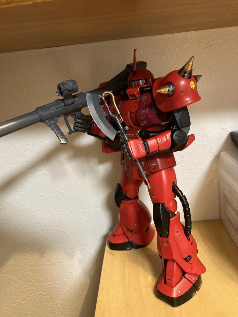 塗装は缶スプレーですエアブラシはまだ勇気が出ません　腕、脚はMSレッド胴体　シャアレッドスパイクアーマーをビルダーズパーツで変更しています課題はデカール　ジョニーライデン用のシールドデカールの雷マークが欲しいところです他のジョニーライデンデカールはRGの過去購入特典で貼りました欲しいキットがなかなか手に入りませんが、負けずに頑張ります