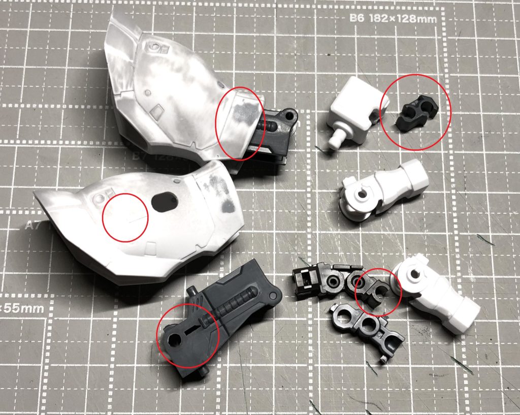 新しいキットのくせにちょいちょい合わせ目が出るスパイクアーマー両肩上部前腕スネ(一応ディティールっぽいが)各動力パイプのパーティングライン あと嵌めを行った箇所前腕フレームをダボ穴でカット、先端部をはめて接着肩アーマー接続パーツ両側を互い違いにCカット若干緩くなるので塗装後にパーマネントバーニッシュを塗布して保持力フォロースネ内側のフレームが嵌るダボ穴上半分をカット接着後、ひざ裏のダボをそっくり削り落としフレーム下部も削って上から挿入