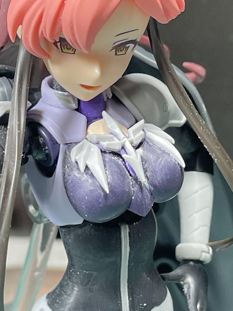 胸まわりの階級章はビルダーズパーツで立体的にアレンジ