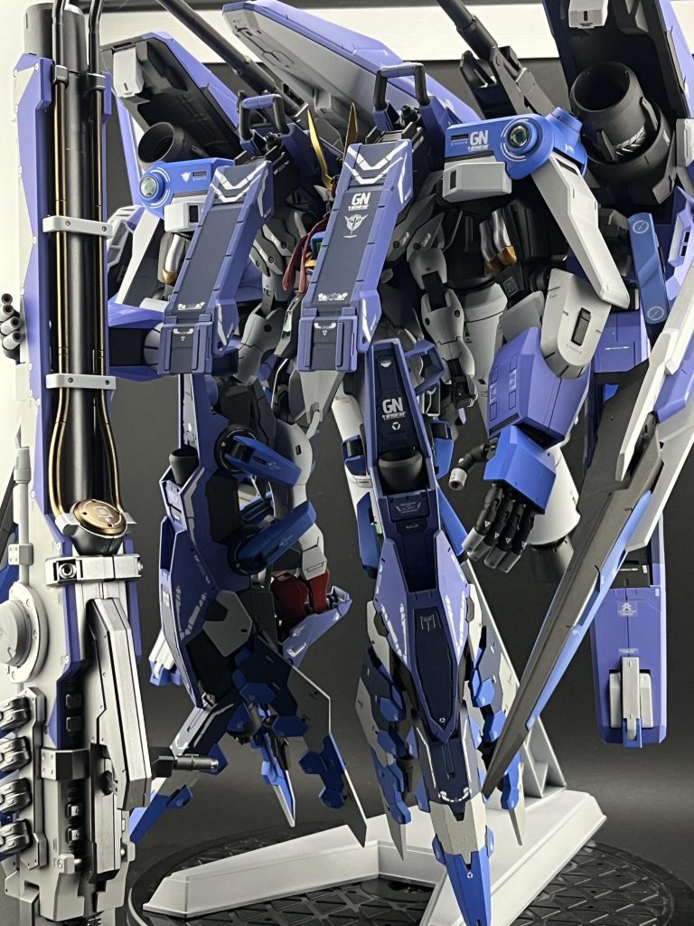 指からビーム出して手も脚も伸びてファンネル飛ばしてデカいバズーカと大剣とサブアームにこんなもん、どこでどうやって運用するってんだ。。GNドライブにプロペラントタンクいるのか。。ヴェーダも頭抱えとるぞ。。リンダはなに考えとるんだ。。🤨