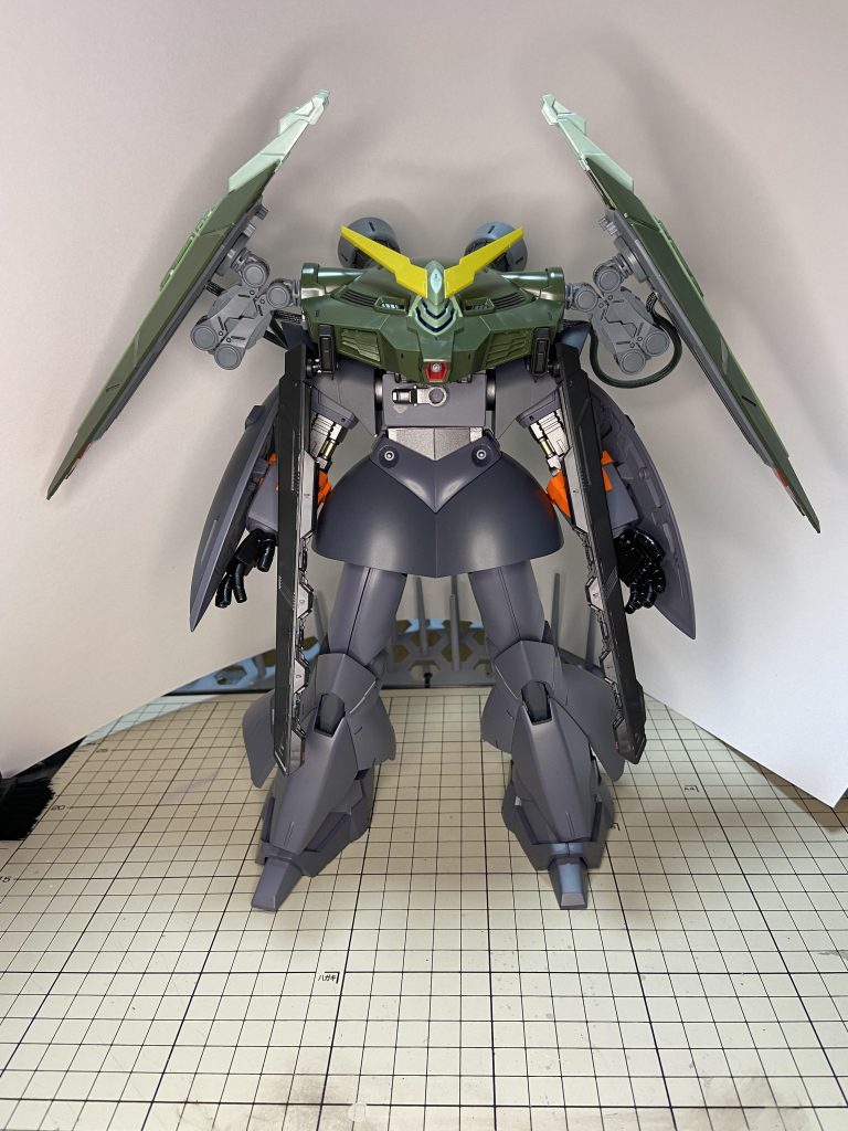 フォビドゥンだとシールド追加出来るのでこれにしました。ここまでいじり倒す予定では無かったから各関節がぐにゃぐにゃ、足に至っては旧サザビーなので稼働範囲が………関節いじっとけば良かった…。ご覧いただき有難う御座います！次の作品も一所懸命頑張ります！ごきげんよう！