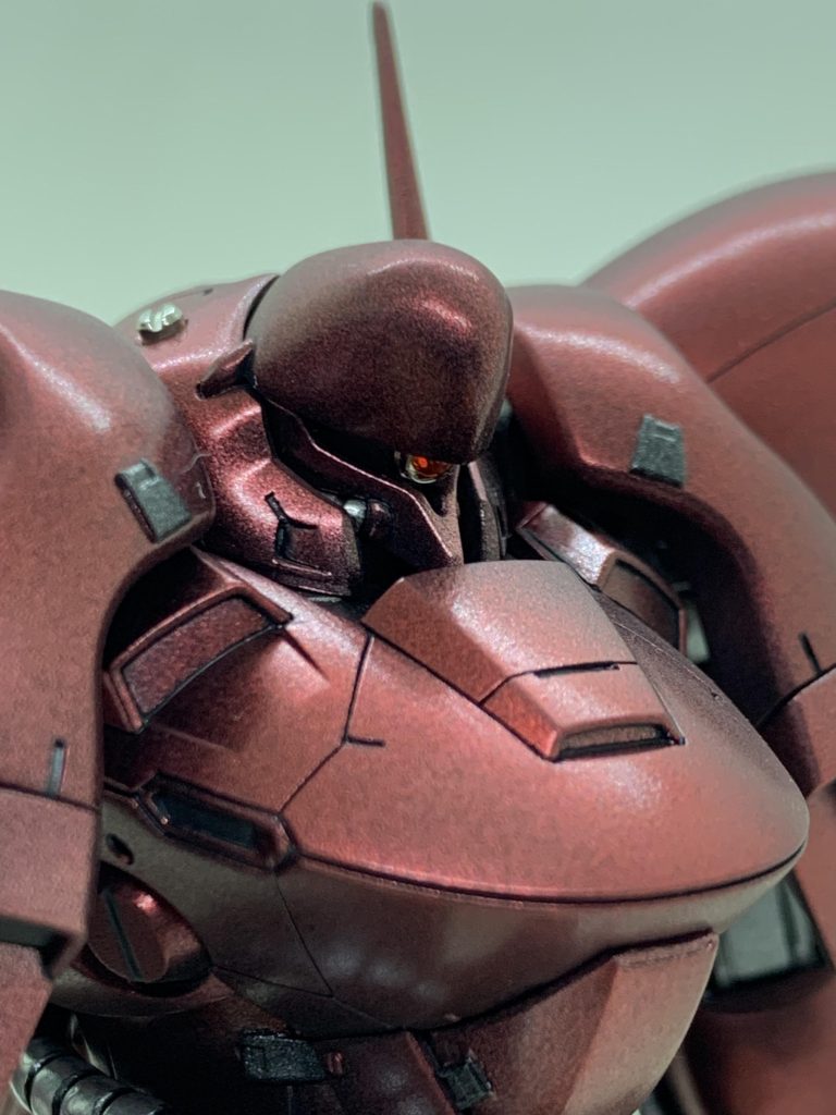 頭部の形状をケンプファー寄りにしたくてパテで盛ってます。モノアイはSPプレートにクリアジェルを。