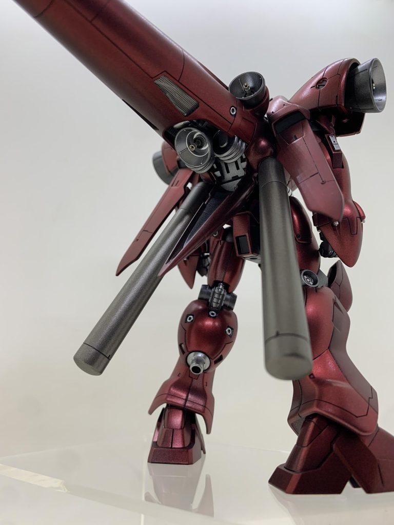 後ろからのショットが気に入ってます。両足ふくらはぎのバーニアサイドに排熱用の穴を開けてメッシュパーツを貼り付けました。