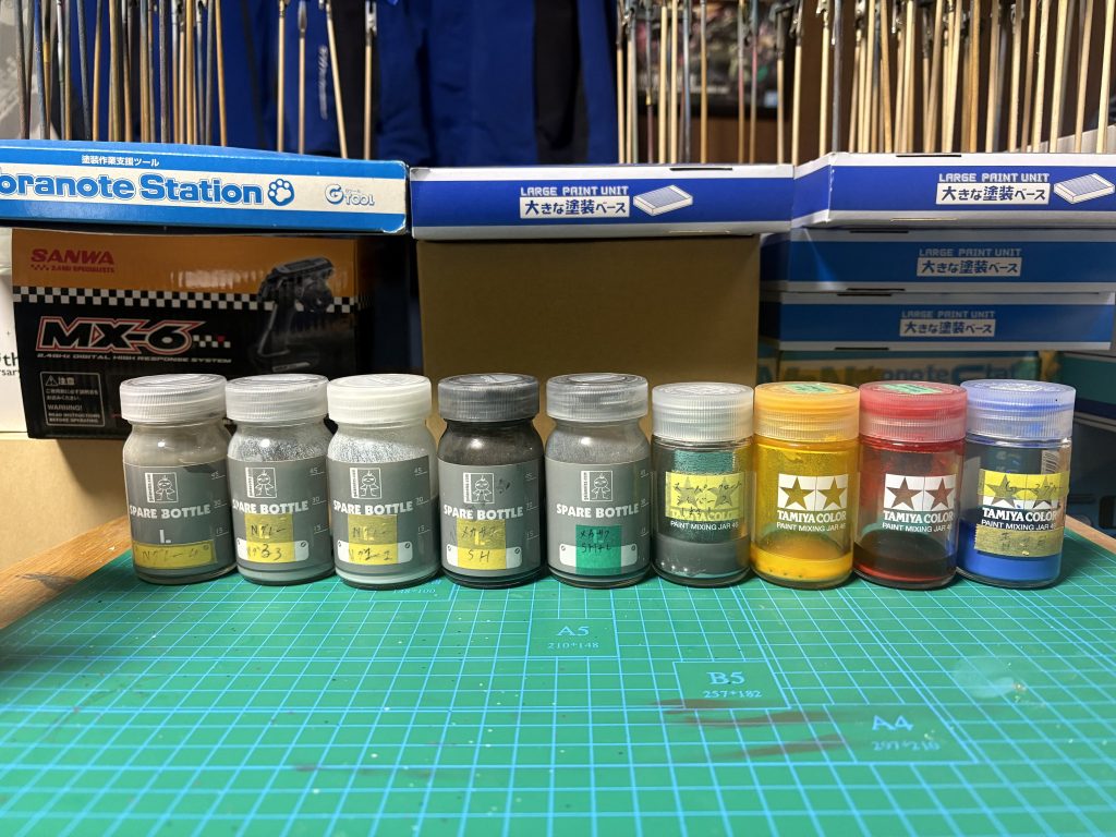 今回使用した塗料 今回は本体カラーをニュートラルグレー4を使用しMGキットのように暗めのカラートーンで仕上げてます✌️